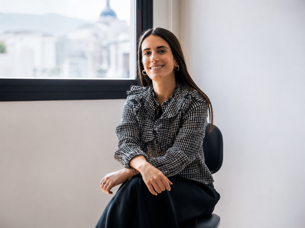 Paula Olcina en su consulta de psicología en Alcoy
